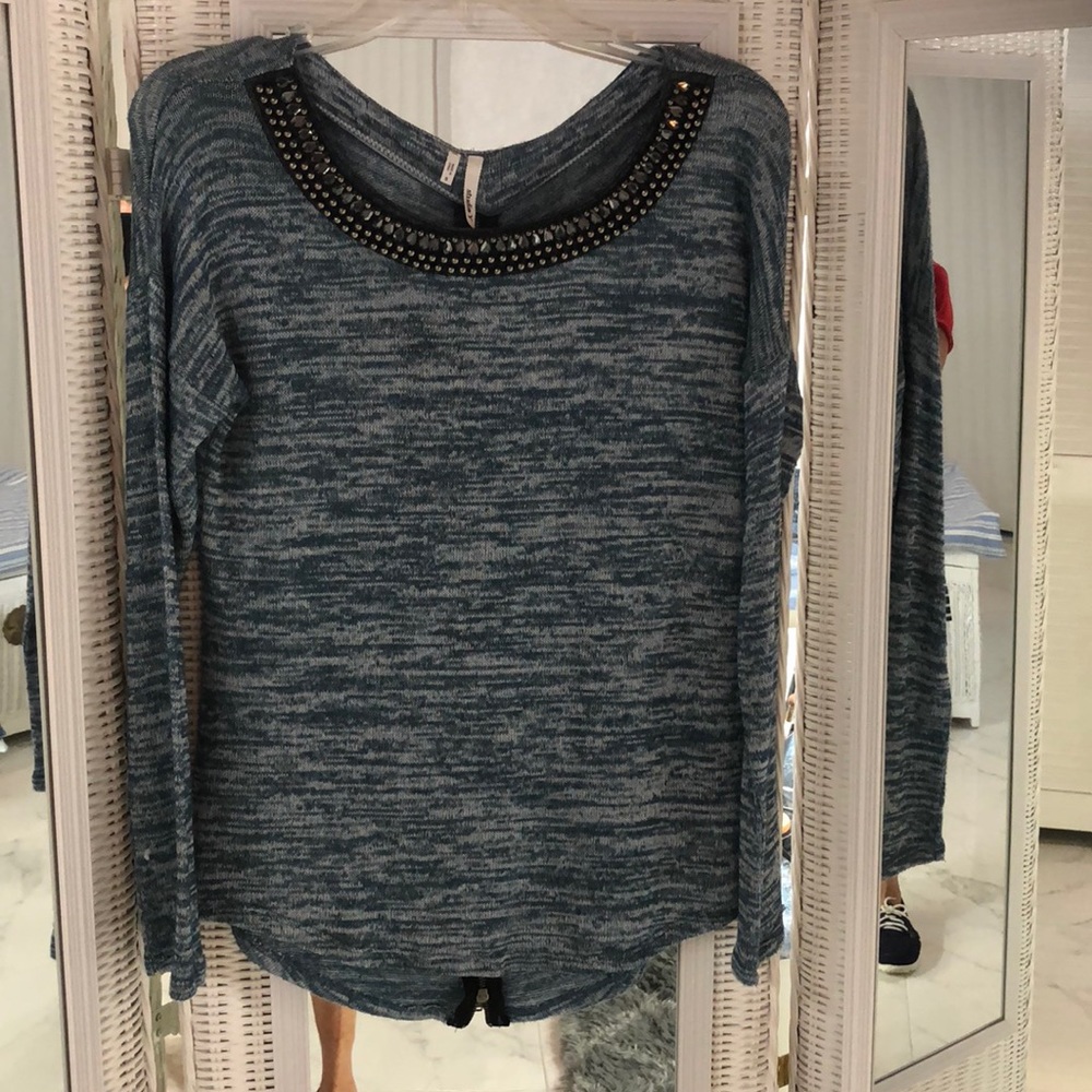 Jeweled neckline knit blouse!!